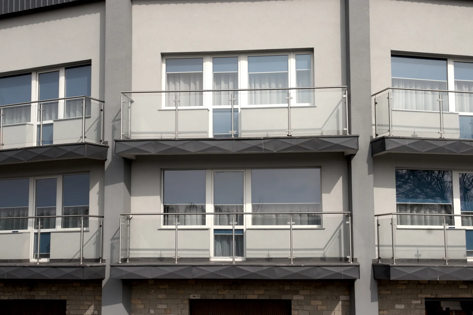 Pokoje z balkonami i szklanymi balustradami — Hotel Złoty Łan Nowa Sól
