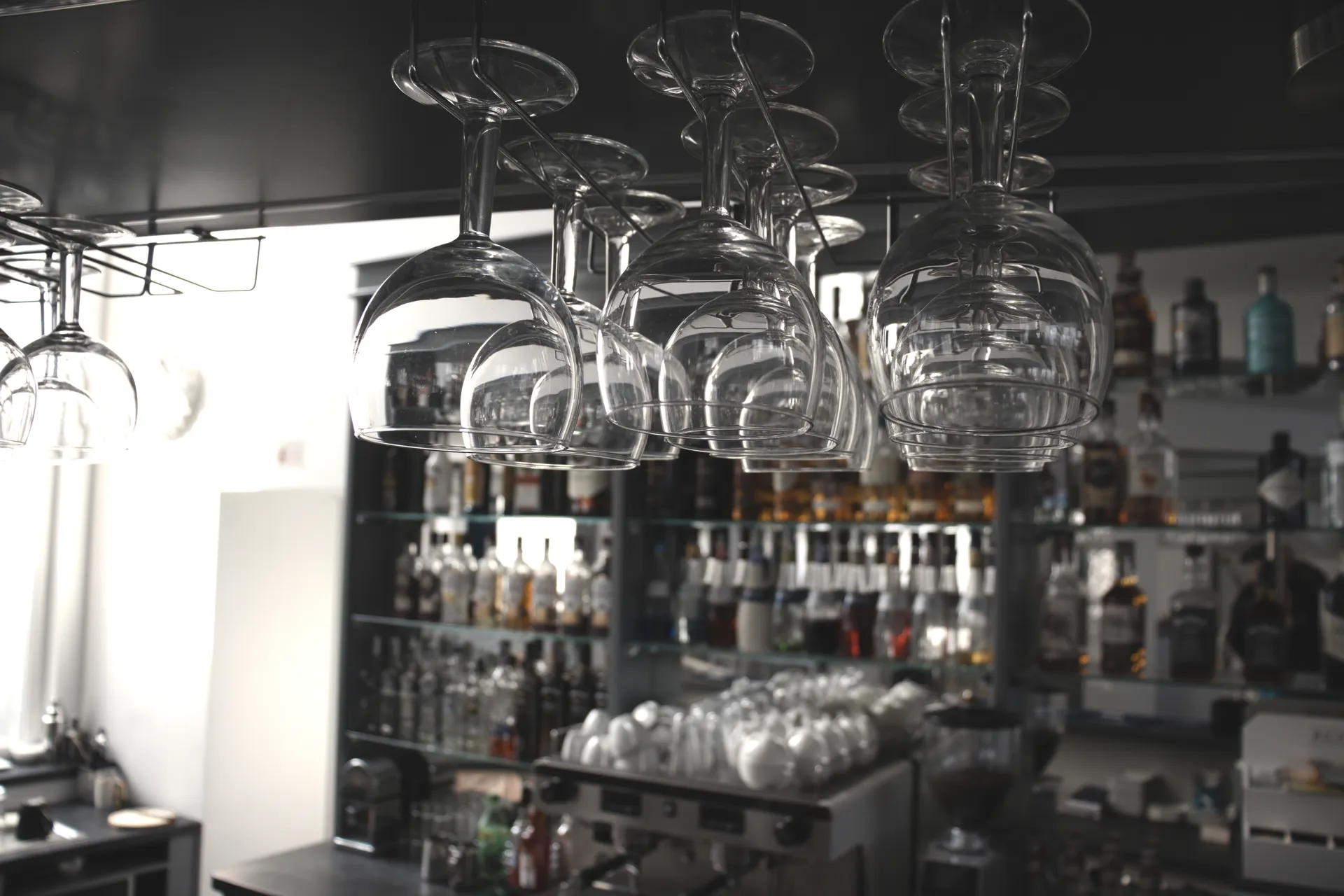Bar restauracyjny z kieliszkami do wina — klimatyczny wieczór w Złotym Łanie